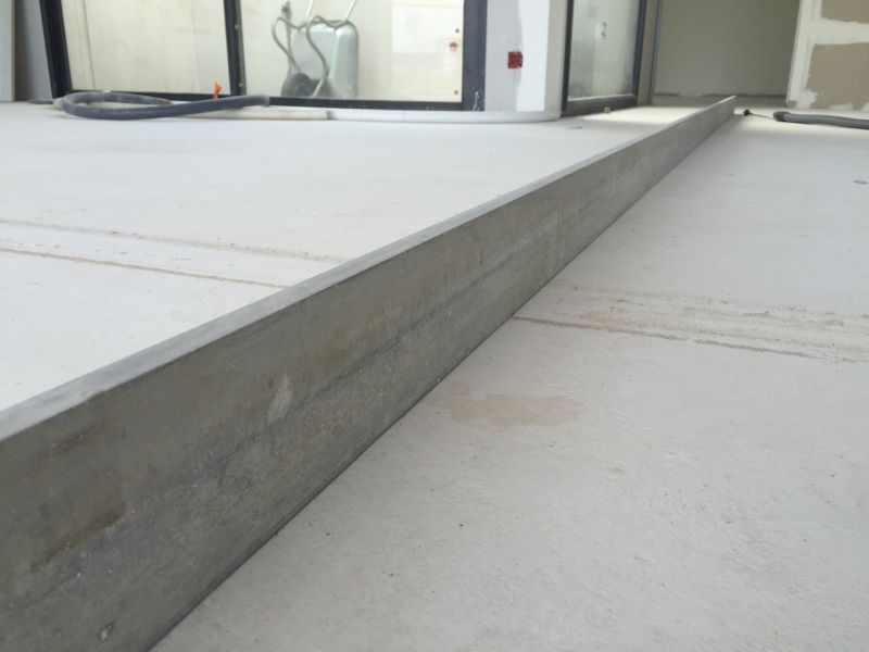 Règle de 5 ml sur chape fluide sur chantier SAUSSAN